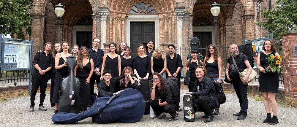 Das Reasonance Orchester vor der Kirche St. Peter und Paul in Potsdam.
