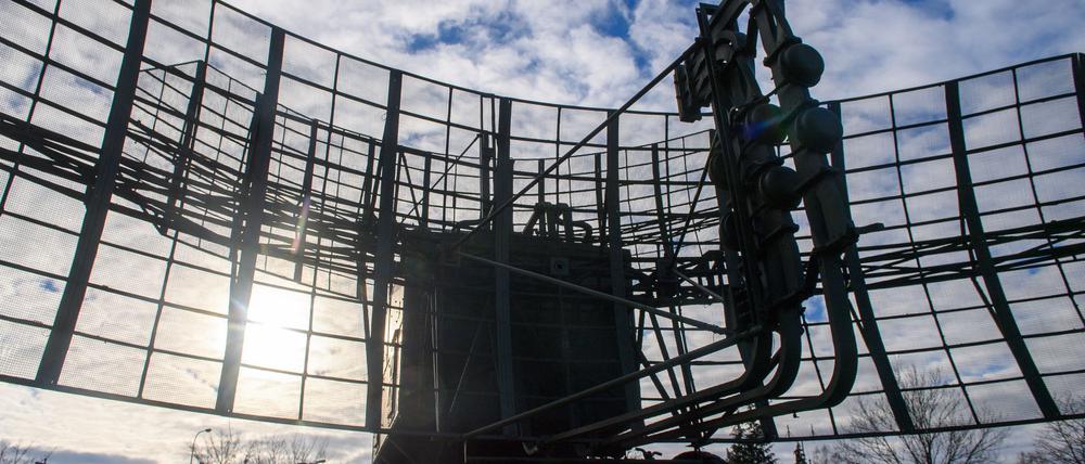 Das ausgemusterte Radargerät ist nur noch für Besucher - demnächst soll an der Landesgrenze zwischen Sachsen-Anhalt und Brandenburg ein modernes Raketenabwehrsystem stationiert werden.