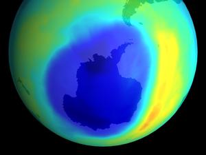Seine größte Ausdehnung erreichte das Ozonloch im Jahr 2000. Im September erstreckte es sich über mehr als 28 Millionen Quadratkilometer.