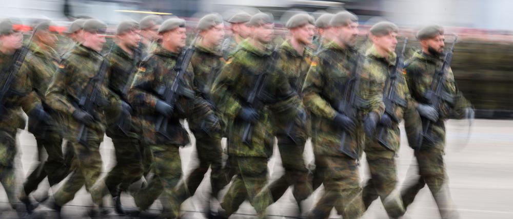 Niedersachsen, Hannover: Soldaten marschieren in der Hauptfeldwebel-Lagenstein-Kaserne bei einer Veranstaltung des Landeskommandos Niedersachsen (Aufnahme mit langer Verschlusszeit).