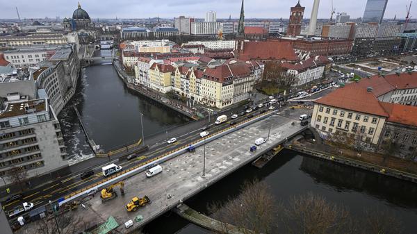 Ein Ersatzneubau entsteht an der Mühlendammbrücke. Mit dem Brückenbauprojekt wird die Verkehrsinfrastruktur verbessert und die Sicherheit erhöht. Die Mühlendammbrücke überführt die Bundesstraße 1 vom Molkenmarkt zur Fischerinsel über die Spree.