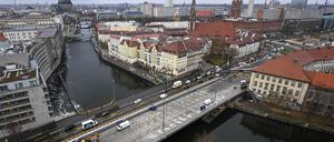 Ein Ersatzneubau entsteht an der Mühlendammbrücke. Mit dem Brückenbauprojekt wird die Verkehrsinfrastruktur verbessert und die Sicherheit erhöht. Die Mühlendammbrücke überführt die Bundesstraße 1 vom Molkenmarkt zur Fischerinsel über die Spree. 
