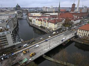 Ein Ersatzneubau entsteht an der Mühlendammbrücke. Mit dem Brückenbauprojekt wird die Verkehrsinfrastruktur verbessert und die Sicherheit erhöht. Die Mühlendammbrücke überführt die Bundesstraße 1 vom Molkenmarkt zur Fischerinsel über die Spree.