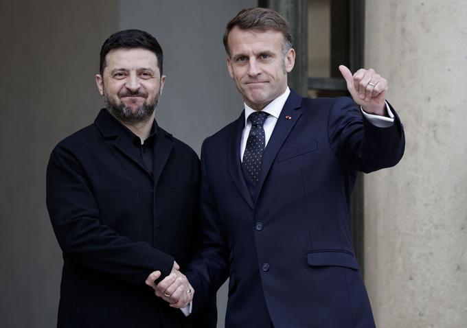 01.12.2025, Frankreich, Paris: Frankreichs Präsident Emmanuel Macron (r) begrüßt seinen ukrainischen Amtskollegen Wolodymyr Selenskyj zu Beginn ihres Treffens im Elysee-Palast. Foto: Stephane De Sakutin/AFP/dpa +++ dpa-Bildfunk +++