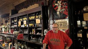 Aufnahmen der Schöneberger Kultkneipe „Leydicke“. Zu sehen ist Raimon Marquart, in vierter Generation der Betreiber des Destillerie-Familienunternehmens.