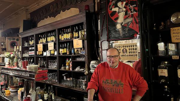 Aufnahmen der Schöneberger Kultkneipe „Leydicke“. Zu sehen ist Raimon Marquart, in vierter Generation der Betreiber des Destillerie-Familienunternehmens.