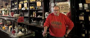 Aufnahmen der Schöneberger Kultkneipe „Leydicke“. Zu sehen ist Raimon Marquart, in vierter Generation der Betreiber des Destillerie-Familienunternehmens.