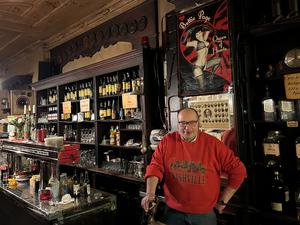 Aufnahmen der Schöneberger Kultkneipe „Leydicke“. Zu sehen ist Raimon Marquart, in vierter Generation der Betreiber des Destillerie-Familienunternehmens.