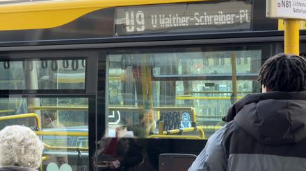 Das Feuer im U-Bahnhof Schloßstraße am Freitag legt den südlichen Teil der U9 lahm: Zwischen Bundesplatz und Rathaus Steglitz fahren für Wochen keine Züge mehr. Der Schienenersatzverkehr rollt nur zwischen Berliner Straße und Walther-Schreiber-Platz – in der Schloßstraße muss auf reguläre Linien ausgewichen werden. Ein Bericht aus dem Ersatzbus.