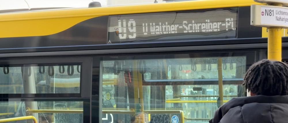 Das Feuer im U-Bahnhof Schloßstraße am Freitag legt den südlichen Teil der U9 lahm: Zwischen Bundesplatz und Rathaus Steglitz fahren für Wochen keine Züge mehr. Der Schienenersatzverkehr rollt nur zwischen Berliner Straße und Walther-Schreiber-Platz – in der Schloßstraße muss auf reguläre Linien ausgewichen werden. Ein Bericht aus dem Ersatzbus.