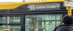 Das Feuer im U-Bahnhof Schloßstraße am Freitag legt den südlichen Teil der U9 lahm: Zwischen Bundesplatz und Rathaus Steglitz fahren für Wochen keine Züge mehr. Der Schienenersatzverkehr rollt nur zwischen Berliner Straße und Walther-Schreiber-Platz – in der Schloßstraße muss auf reguläre Linien ausgewichen werden. Ein Bericht aus dem Ersatzbus.