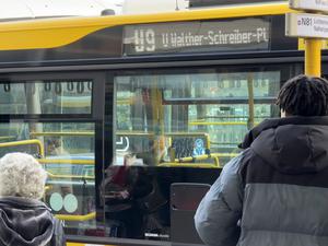 Das Feuer im U-Bahnhof Schloßstraße am Freitag legt den südlichen Teil der U9 lahm: Zwischen Bundesplatz und Rathaus Steglitz fahren für Wochen keine Züge mehr. Der Schienenersatzverkehr rollt nur zwischen Berliner Straße und Walther-Schreiber-Platz – in der Schloßstraße muss auf reguläre Linien ausgewichen werden. Ein Bericht aus dem Ersatzbus.