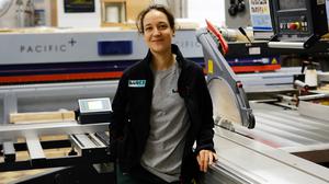 Emilia B., 28 Jahre, ist im zweiten Lehrjahr zur Tischlerin bei der Ralf Lüdke Bau- und Möbeltischlerei GmbH.