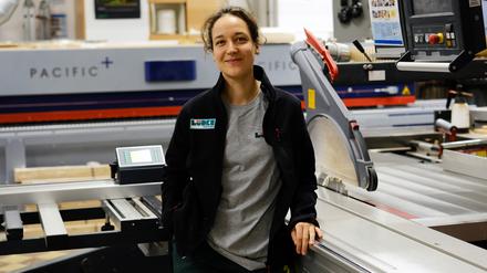 Emilia B., 28 Jahre, ist im zweiten Lehrjahr zur Tischlerin bei der Ralf Lüdke Bau- und Möbeltischlerei GmbH.