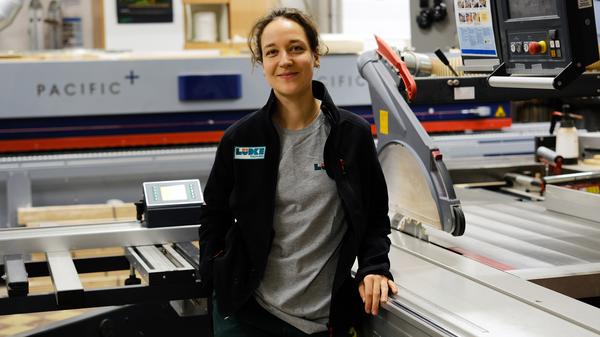 Emilia B., 28 Jahre, ist im zweiten Lehrjahr zur Tischlerin bei der Ralf Lüdke Bau- und Möbeltischlerei GmbH.