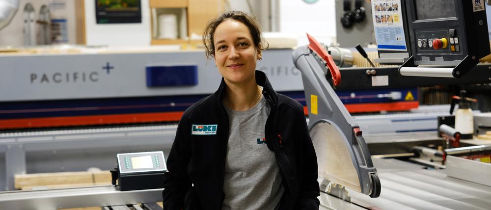 Emilia B., 28 Jahre, ist im zweiten Lehrjahr zur Tischlerin bei der Ralf Lüdke Bau- und Möbeltischlerei GmbH.