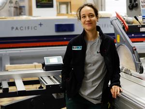 Emilia B., 28 Jahre, ist im zweiten Lehrjahr zur Tischlerin bei der Ralf Lüdke Bau- und Möbeltischlerei GmbH.