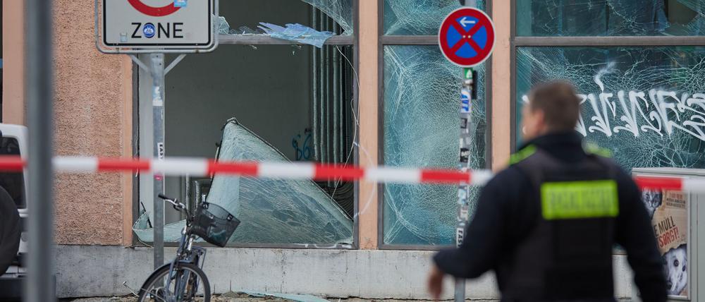 Durch die Explosion einer Kugelbombe sind zahlreiche Fensterscheiben in der Vorbergstraße im Stadtteil Schöneberg zu Bruch gegangen. (Archivbild)