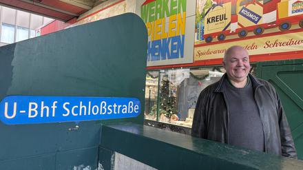 Ingo Herpolsheimer (60) ist der Inhaber des Spiel- und Bastelwarengschäfts „Werken Spielen Schenken“ an der Steglitzer Schloßstraße. Der Ausfall der U9 sei „katastrophal“ für sein Geschäft, sagt er.