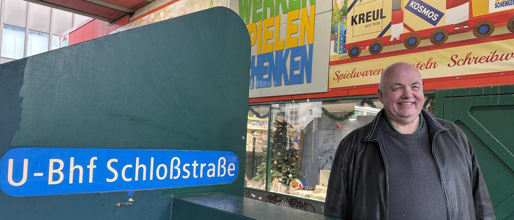 Ingo Herpolsheimer (60) ist der Inhaber des Spiel- und Bastelwarengschäfts „Werken Spielen Schenken“ an der Steglitzer Schloßstraße. Der Ausfall der U9 sei „katastrophal“ für sein Geschäft, sagt er.