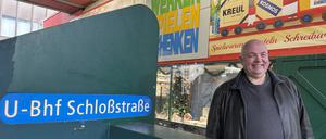 Ingo Herpolsheimer (60) ist der Inhaber des Spiel- und Bastelwarengschäfts „Werken Spielen Schenken“ an der Steglitzer Schloßstraße. Der Ausfall der U9 sei „katastrophal“ für sein Geschäft, sagt er.