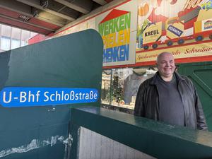 Ingo Herpolsheimer (60) ist der Inhaber des Spiel- und Bastelwarengschäfts „Werken Spielen Schenken“ an der Steglitzer Schloßstraße. Der Ausfall der U9 sei „katastrophal“ für sein Geschäft, sagt er.