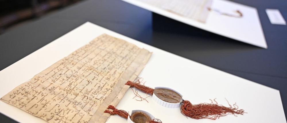 Unter den Urkunden sind unter anderem Papsturkunden sowie Papiere zu diplomatischen Bemühungen und kriegerischen Auseinandersetzungen.