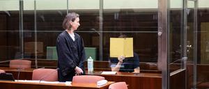 Der angeklagte mutmaßliche IS-Unterstützer sitzt zu Beginn seines Prozesses im Gerichtssaal hinter einer Glasscheibe. Davor steht seine Verteidigerin Susanne Lange.