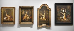 Hängt sie auf: Der baumelnde Hase gehört zum festen Inventar der Jagdstilleben. Willem de Rooij präsentiert in seiner „Valkenburg“-Installation vier in einer Reihe. 