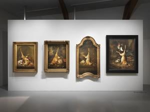 Hängt sie auf: Der baumelnde Hase gehört zum festen Inventar der Jagdstilleben. Willem de Rooij präsentiert in seiner „Valkenburg“-Installation vier in einer Reihe. 