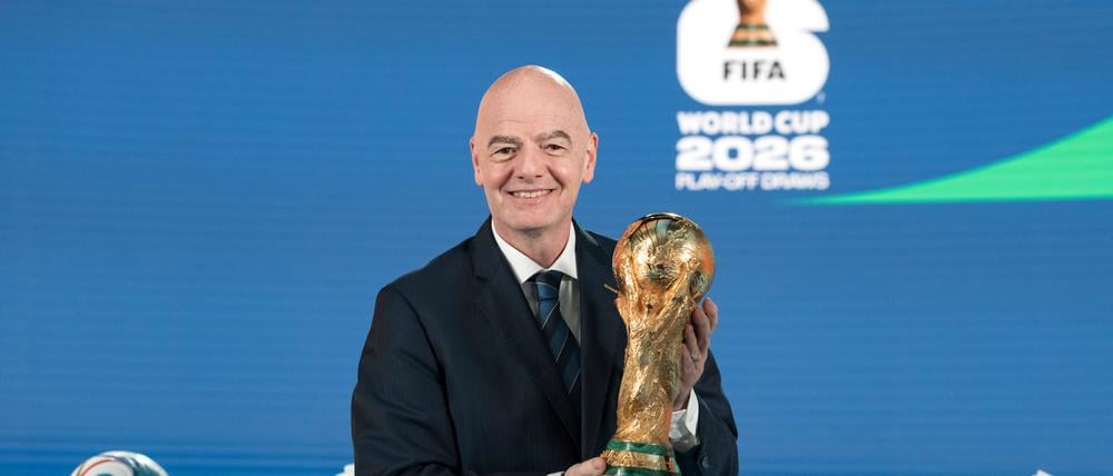 FIFA-Präsident Gianni Infantino präsentiert den WM-Pokal. (Archivbild)