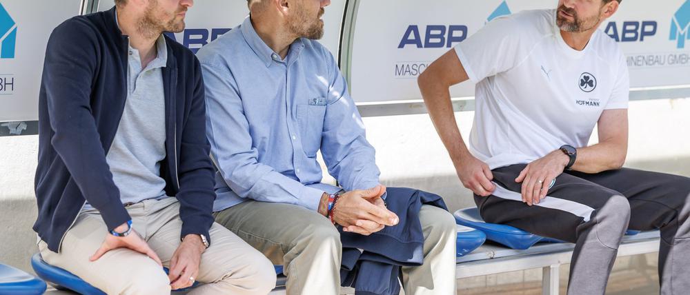 Die Wege der Fürther Verantwortlichen und von Trainer Kleine (r) trennen sich. (Archivbild)