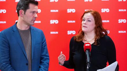 Steffen Krach und Bettina König sprechen bei einer Pressekonferenz zur Nominierung für den Landesvorsitz der SPD Berlin.