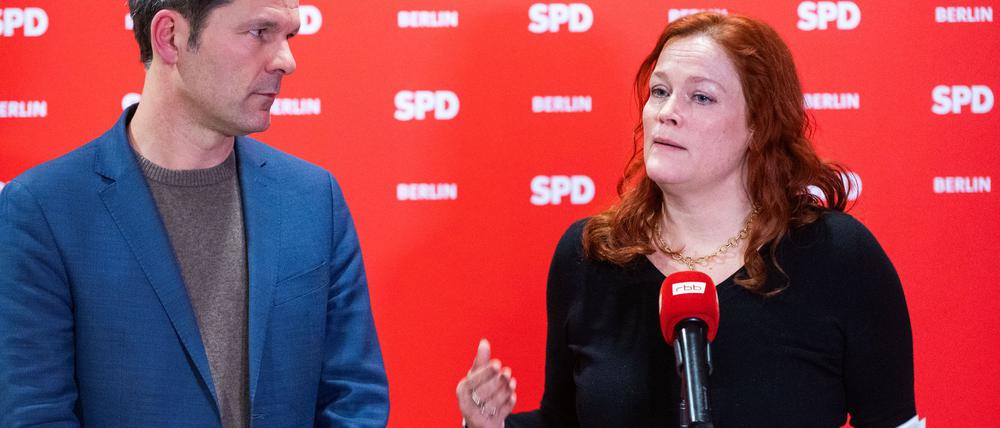 Steffen Krach und Bettina König sprechen bei einer Pressekonferenz zur Nominierung für den Landesvorsitz der SPD Berlin.