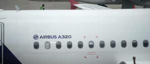 Ein Airbus A320 von Latam Airlines auf dem Flughafen Bogota (Symbolbild).