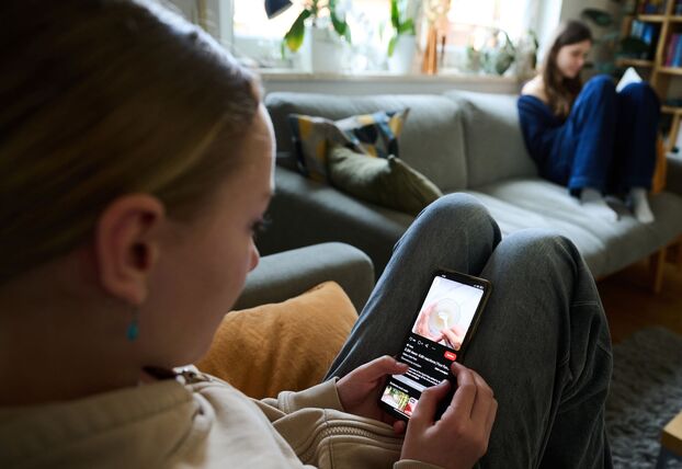 Einem an das Geblinker sozialer Medien gewöhnten Gehirn kann es schwerfallen, ausdauernd zu lesen. (Archivbild)