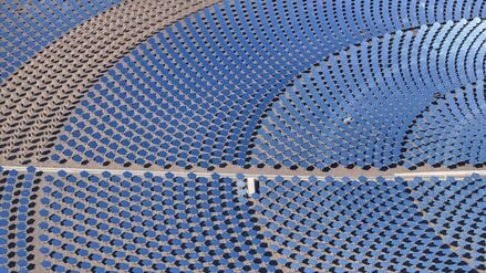 Ein riesiges Solarkraftwerk in der chinesischen Wüstenregion Xinjiang. (Symbolbild).