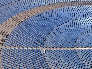 Ein riesiges Solarkraftwerk in der chinesischen Wüstenregion Xinjiang. (Symbolbild).