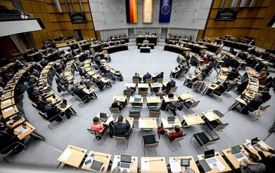 Laut einer aktuellen Umfrage müssten CDU und SPD in Berlin deutliche Verluste hinnehmen. (Archivbild)