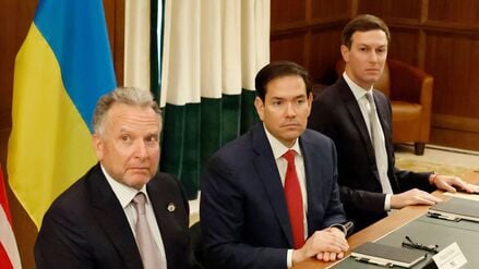 Der Sondergesandte Steve Witkoff, Außenminister Marco Rubio und Jared Kushner bei einem Treffen mit ukrainischen Beamten (Archivbild).