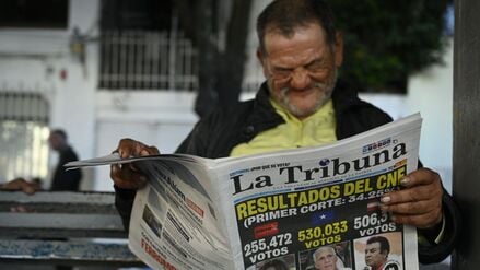 Ein Mann liest am 1. Dezember 2025, dem Tag nach den nationalen Wahlen, in Tegucigalpa Zeitung (Symbolbild).