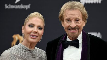 Thomas Gottschalk und seine Frau Karina kommen zur 77. Bambi-Verleihung in den Bavaria Filmstudios über den roten Teppich (Archivbild).