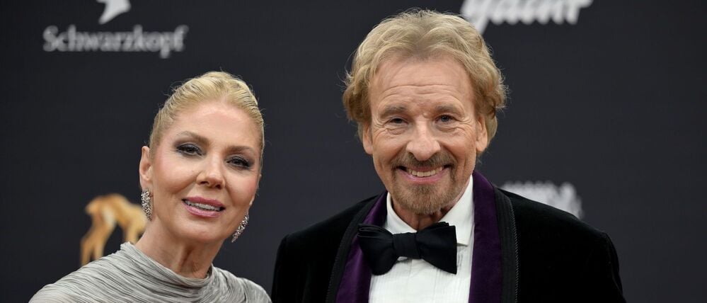 Thomas Gottschalk und seine Frau Karina kommen zur 77. Bambi-Verleihung in den Bavaria Filmstudios über den roten Teppich (Archivbild).