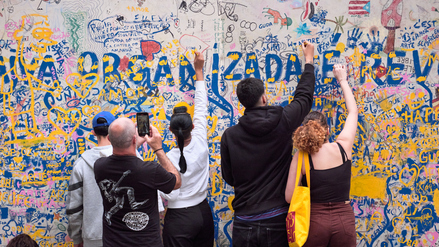 Oscar Murillo, „Not All Travellers Walk Roads - Of Humanity as Practice“, São Paulo Biennial, 2025. Ab März 2026 ist der Künstler am Kunsthaus Minsk zu Gast.