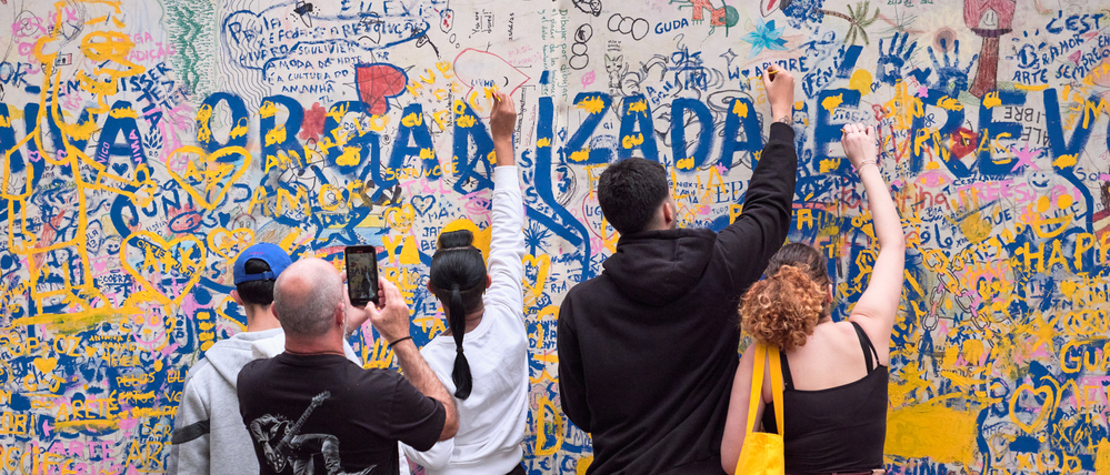 Oscar Murillo, „Not All Travellers Walk Roads - Of Humanity as Practice“, São Paulo Biennial, 2025. Ab März 2026 ist der Künstler am Kunsthaus Minsk zu Gast.