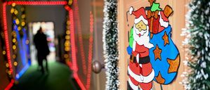 Der Eingang zum Glühweinhof in der Potsdamer Innenstadt ist mit bunten Lichtern und einem Weihnachtsmann dekoriert.