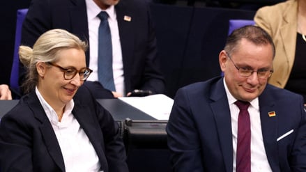 Die Co-Vorsitzenden der Alternative für Deutschland (AfD), Alice Weidel und Tino Chrupalla, nehmen am 25. November 2025 an der Haushaltsdebatte im Bundestag in Berlin teil (Symbolbild).