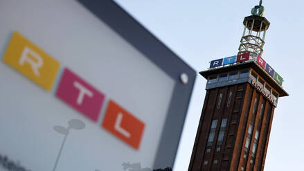 Ein Schild am Eingang zur RTL-Zentrale in Köln mit RTL-Logo in Deutz am Picassoplatz (Symbolbild).