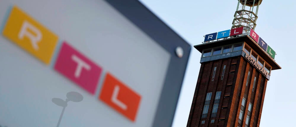 Ein Schild am Eingang zur RTL-Zentrale in Köln mit RTL-Logo in Deutz am Picassoplatz (Symbolbild).