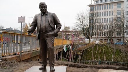 Die Statue von Walter Lübcke steht am Landwehrkanal mit Blick auf das Konrad-Adenauer-Haus, die CDU-Parteizentrale.